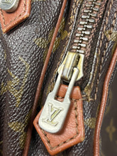 Lade das Bild in den Galerie-Viewer, vintage Louis Vuitton slingbag
