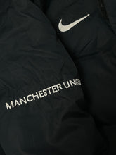Carica l&#39;immagine nel visualizzatore di Gallery, vintage Nike Manchester United pufferjacket {M}
