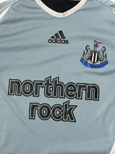 Carica l&#39;immagine nel visualizzatore di Gallery, vintage Adidas Newcastle United trainingjersey {XS}
