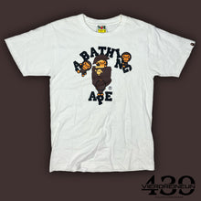 Carregar imagem no visualizador da galeria, vintage BAPE a bathing ape t-shirt {S}
