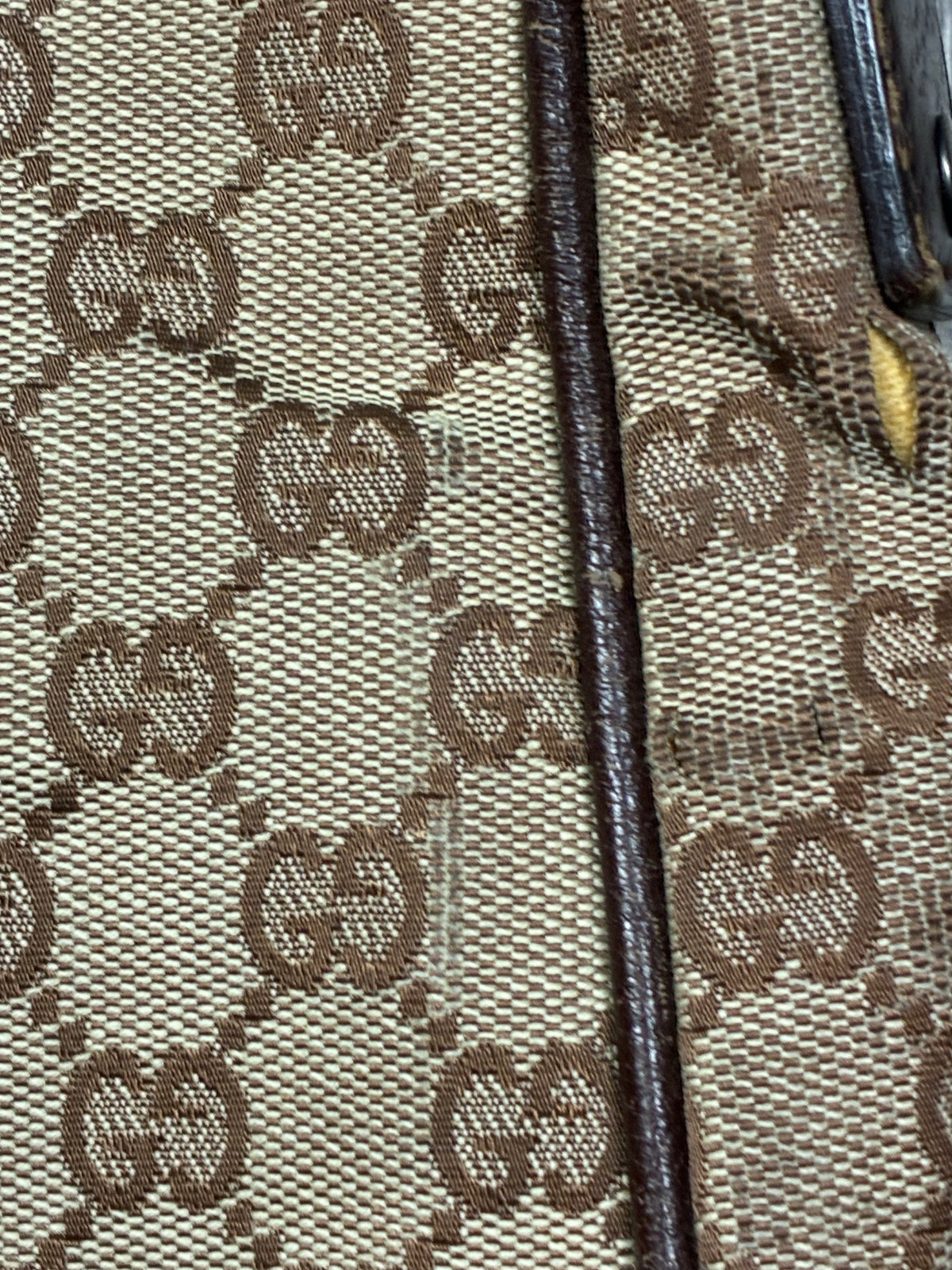 vintage Gucci slingbag
