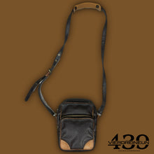 Carregar imagem no visualizador da galeria, vintage Louis Vuitton slingbag
