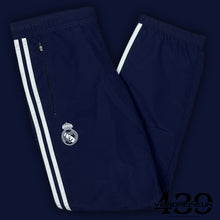 Cargar imagen en el visor de la galería, vintage Adidas Real Madrid trackpants {M}
