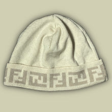 Lade das Bild in den Galerie-Viewer, vintage Fendi beanie
