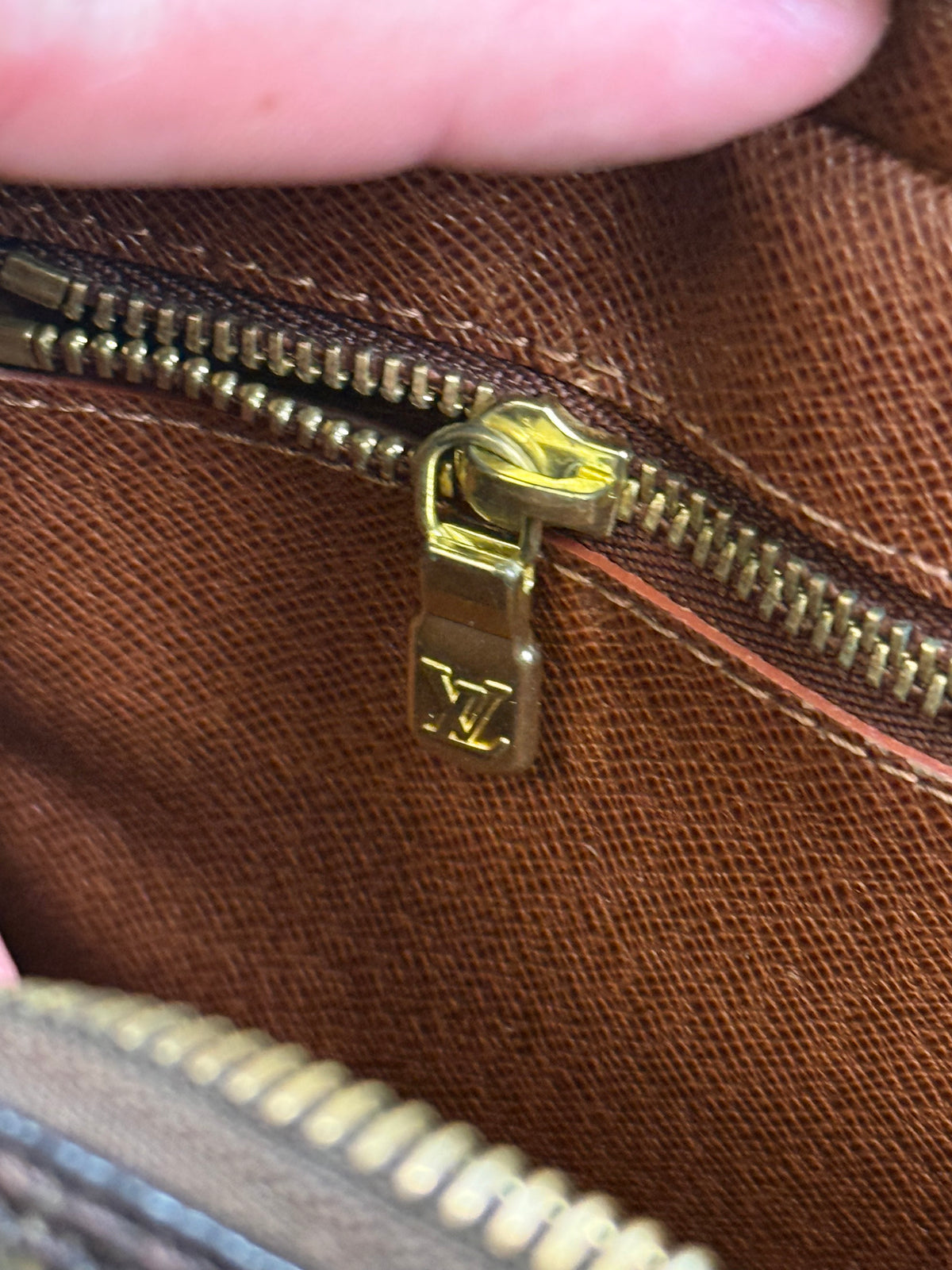vintage Louis Vuitton slingbag