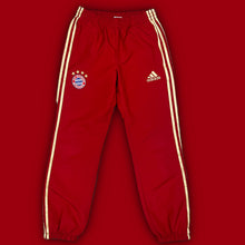 Cargar imagen en el visor de la galería, vintage Adidas Fc Bayern Munich trackpants {XS}
