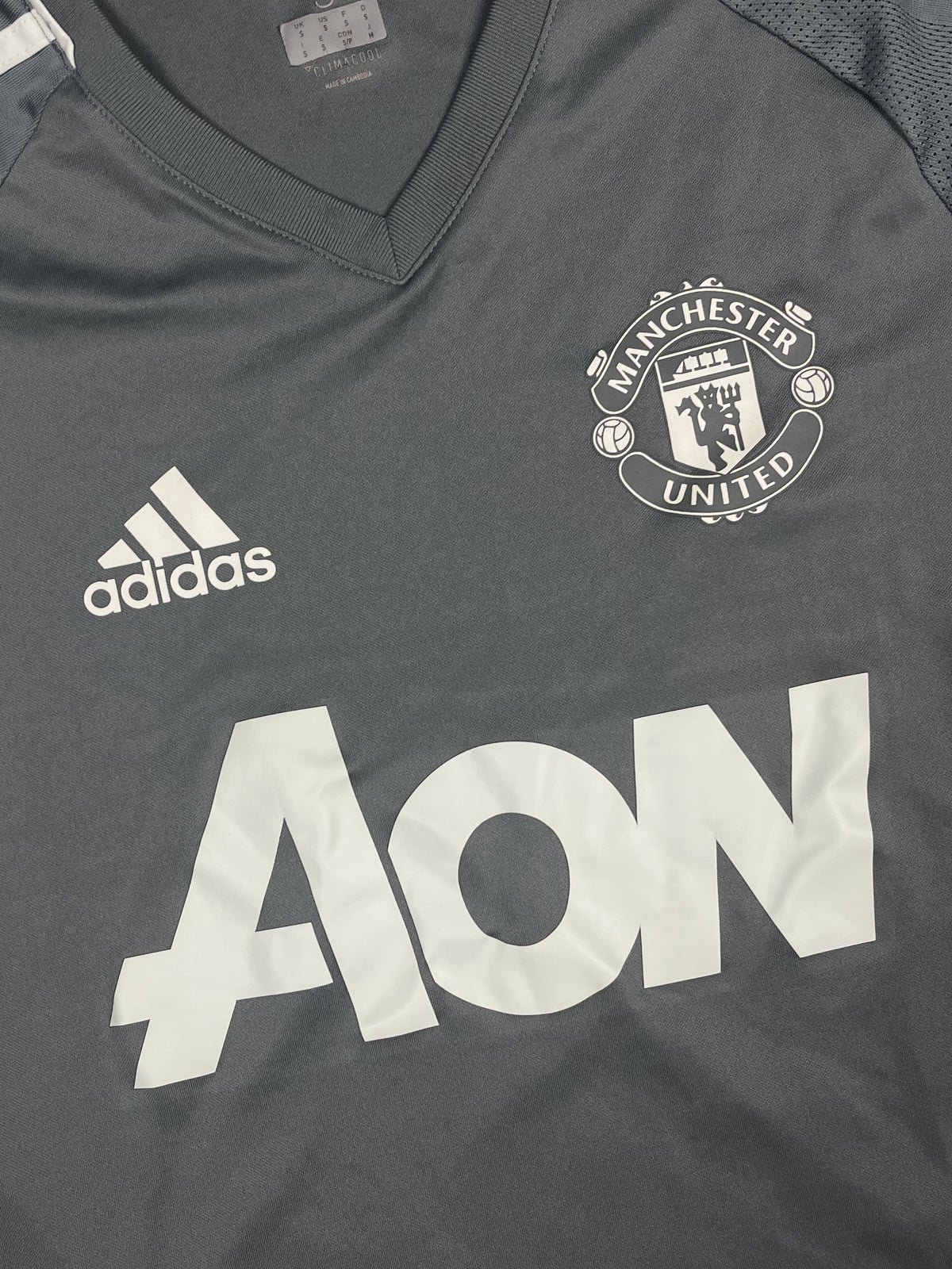 grey Adidas Manchester United jersey {S}