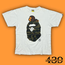 Cargar imagen en el visor de la galería, vintage BAPE a bathing ape t-shirt {M}
