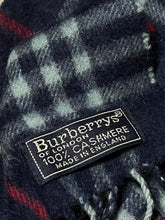 Cargar imagen en el visor de la galería, vintage Burberry scarf
