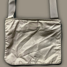 Carregar imagem no visualizador da galeria, vintage Prada slingbag
