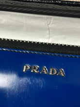Cargar imagen en el visor de la galería, vintage Prada slingbag
