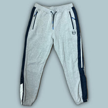 Lade das Bild in den Galerie-Viewer, grey Sergio Tacchini joggingpants {M}
