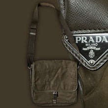 Carregar imagem no visualizador da galeria, vintage Prada messengerbag
