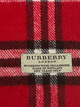 Carica l&#39;immagine nel visualizzatore di Gallery, vintage Burberry scarf
