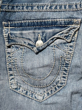 Cargar imagen en el visor de la galería, vintage True Religion jeans {L-XL}
