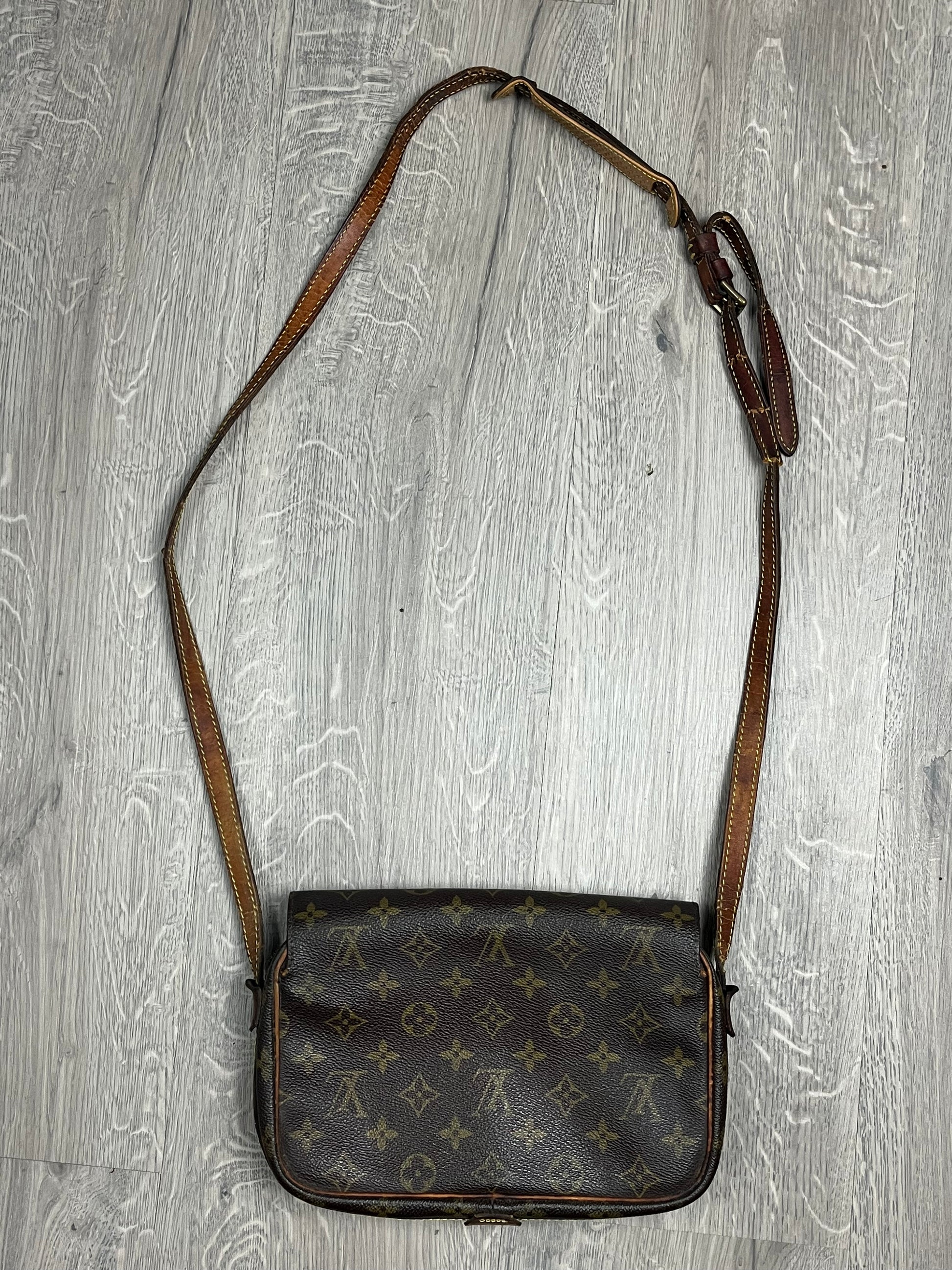 vintage Louis Vuitton slingbag