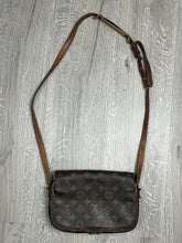 Load image into Gallery viewer, vintage Louis Vuitton slingbag
