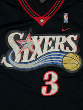 Carica l&#39;immagine nel visualizzatore di Gallery, vintage IVERSON 3 Sixers jersey 1996-2006 {XL-XXL}
