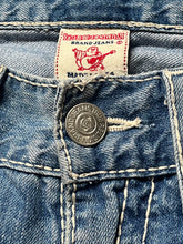 Carregar imagem no visualizador da galeria, vintage True Religion jeans {L-XL}
