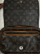 Load image into Gallery viewer, vintage Louis Vuitton slingbag
