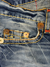 Carregar imagem no visualizador da galeria, vintage True Religion jeans {L-XL}
