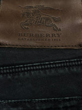 Cargar imagen en el visor de la galería, vintage Burberry jeans {L-XL}
