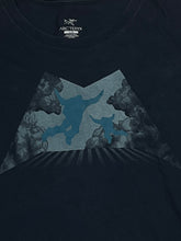 Load image into Gallery viewer, vintage Arcteryx t-shirt {M-L}

