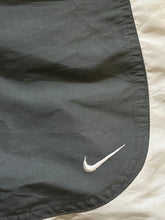 Lade das Bild in den Galerie-Viewer, vintage Nike shorts {L}
