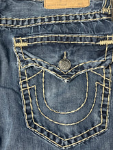 Carregar imagem no visualizador da galeria, vintage True Religion jeans {L-XL}
