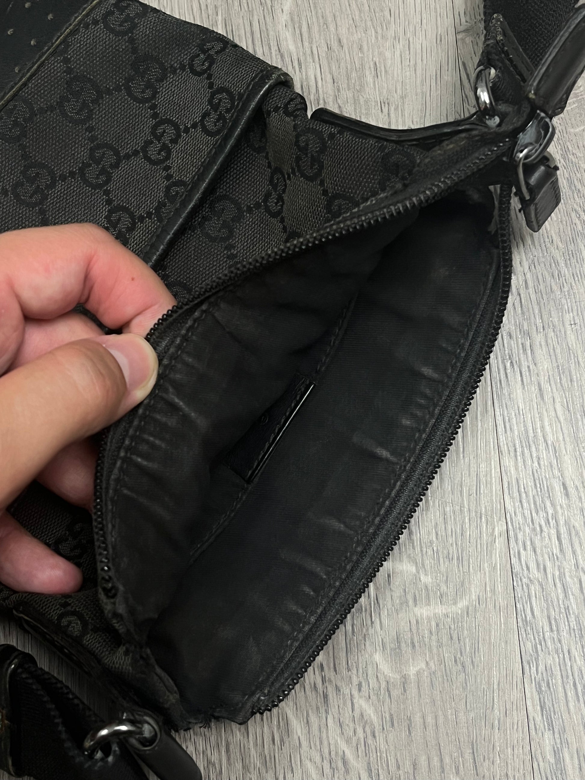 vintage Gucci slingbag