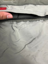 Cargar imagen en el visor de la galería, vintage Prada slingbag
