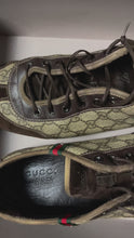 Carregar e reproduzir vídeo no visualizador da galeria, vintage Gucci sneaker {44}
