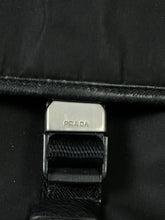 Carregar imagem no visualizador da galeria, vintage Prada sling bag
