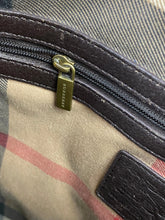 Cargar imagen en el visor de la galería, vintage Burberry sling bag Burberry
