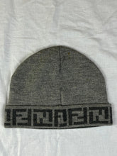 Lade das Bild in den Galerie-Viewer, vintage Fendi beanie Fendi
