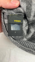 Cargar imagen en el visor de la galería, vintage Fendi bobble hat Fendi
