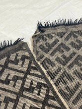 Cargar imagen en el visor de la galería, vintage Fendi foulard Fendi
