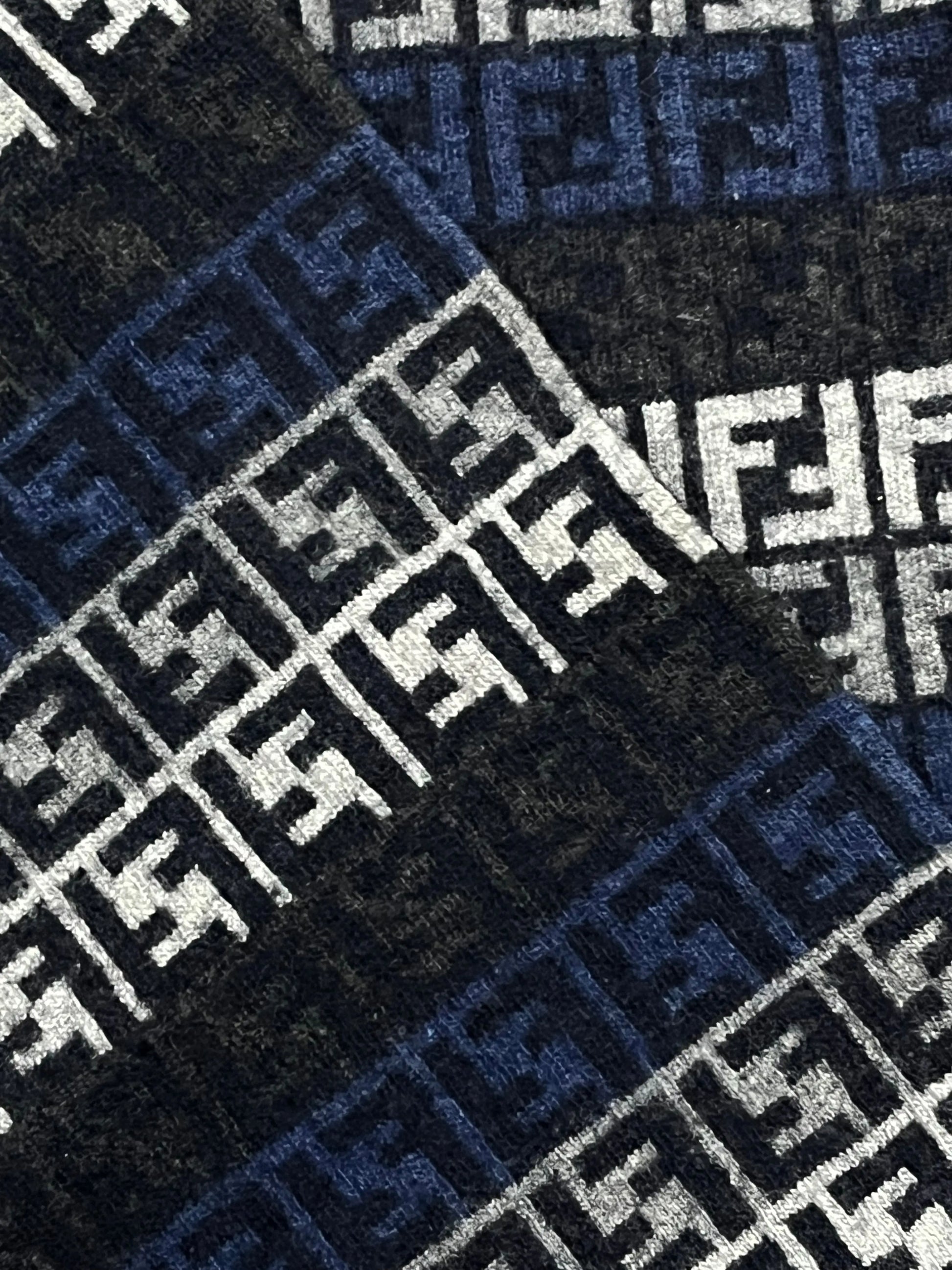 vintage Fendi scarf vierdreineun