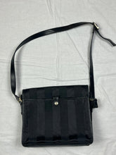 Lade das Bild in den Galerie-Viewer, vintage Fendi sling bag Fendi
