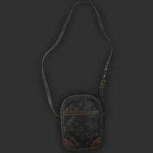 Carica l&#39;immagine nel visualizzatore di Gallery, vintage Louis Vuitton danube sling bag Louis Vuitton
