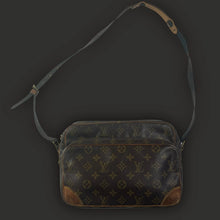Carregar imagem no visualizador da galeria, vintage Louis Vuitton sling bag Louis Vuitton
