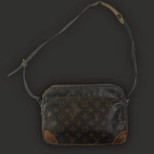 Cargar imagen en el visor de la galería, vintage Louis Vuitton sling bag Louis Vuitton
