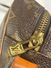 Cargar imagen en el visor de la galería, vintage Louis Vuitton sling bag Louis Vuitton
