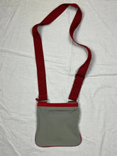 Carica l&#39;immagine nel visualizzatore di Gallery, vintage Prada Luna Rossa slingbag Prada
