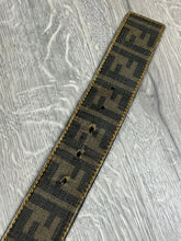 Cargar imagen en el visor de la galería, vintage reversible Fendi belt Fendi
